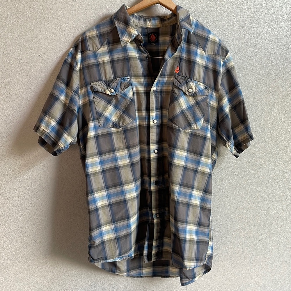 Mens Volcom button down shirt. Size XL. Gray, blue and yellow.